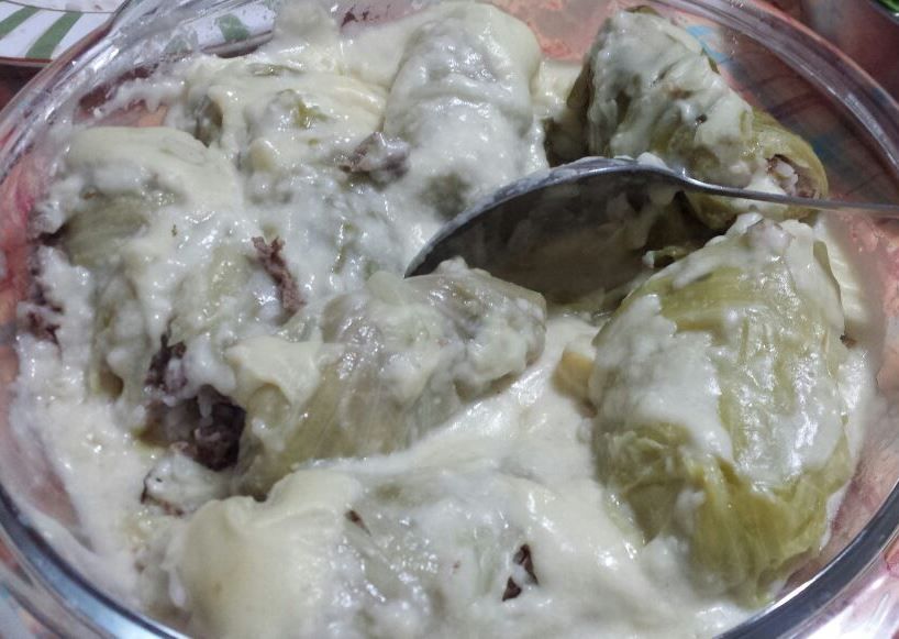Charuto de repolho com creme branco ( Receita de autoria Bruna Serrani)