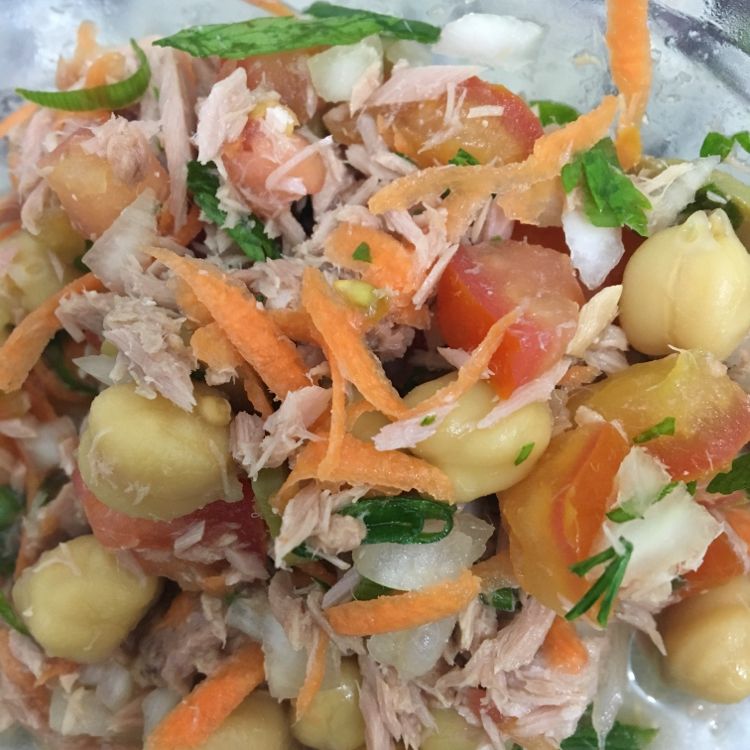 Salada de atum com grão de bico