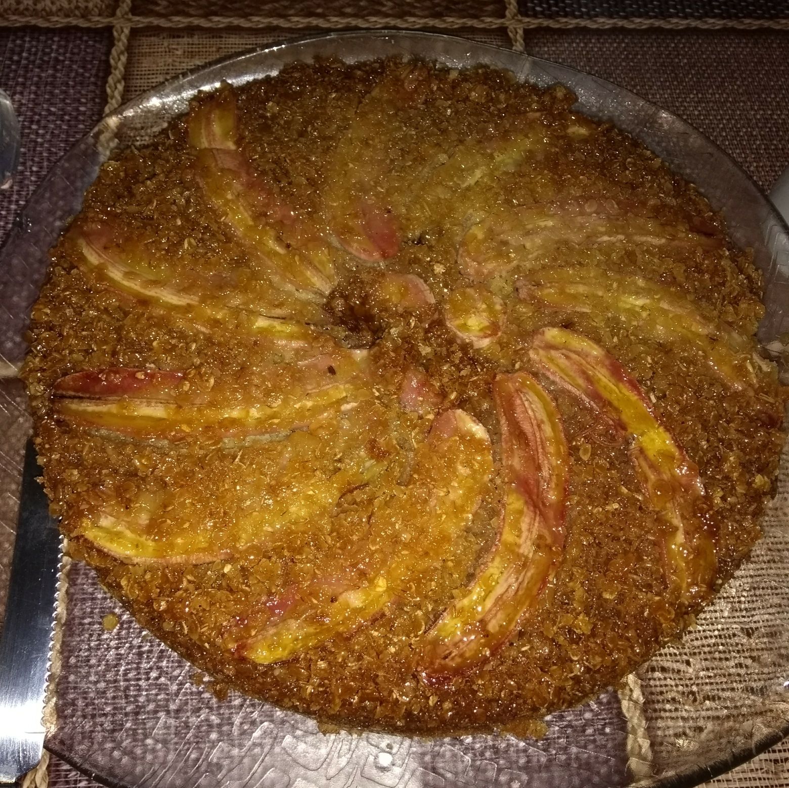 Bolo de banana caramelizada e aveia