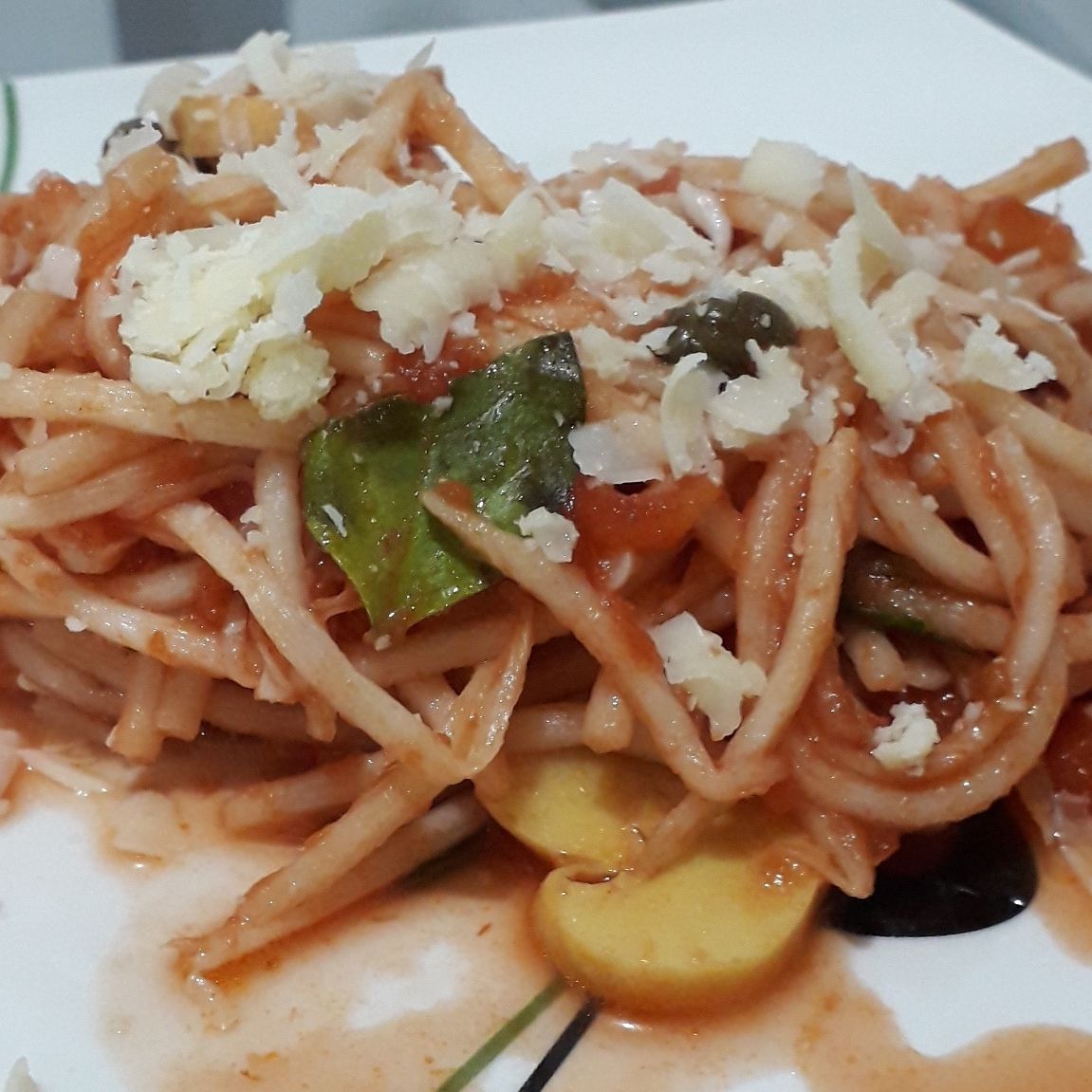 Espaguete de pupunha ao molho de tomates pelados em cubo cogumelo paris e alcaparras